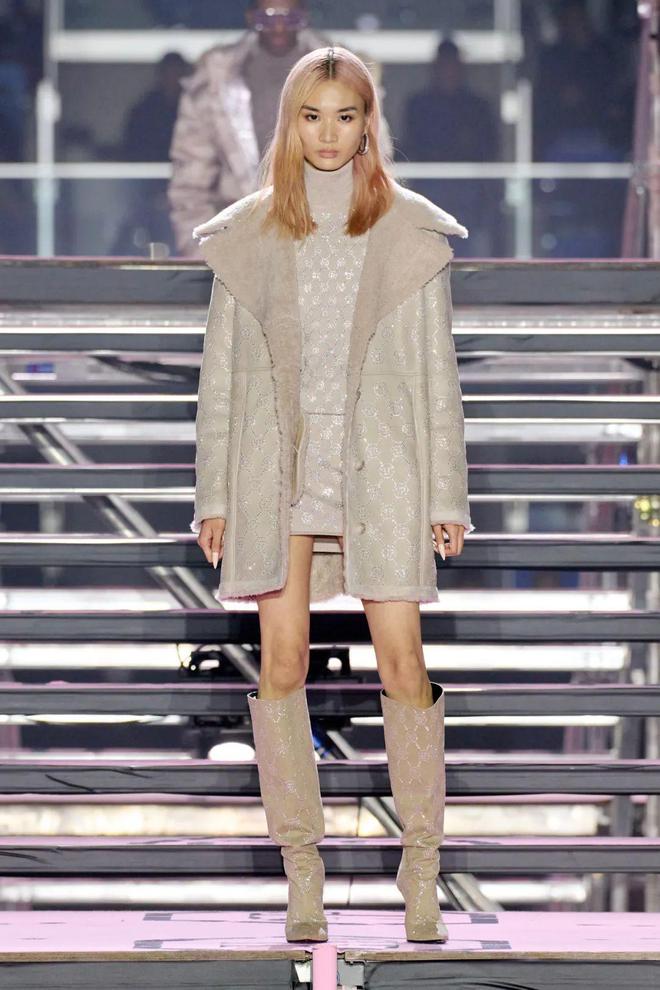 九游体育网站：PhilippPlein2024秋冬系列休闲利落暗黑简约(图12)