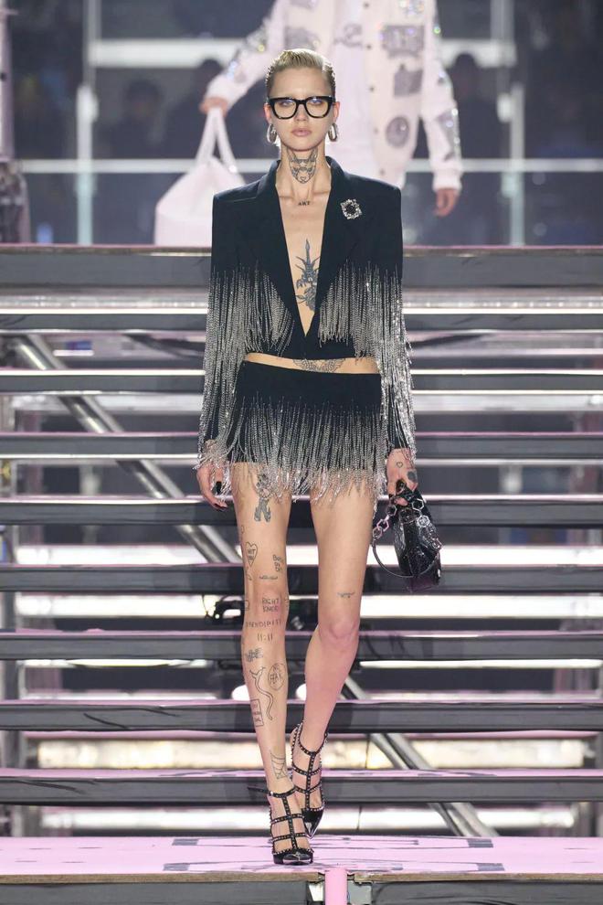 九游体育网站：PhilippPlein2024秋冬系列休闲利落暗黑简约(图7)