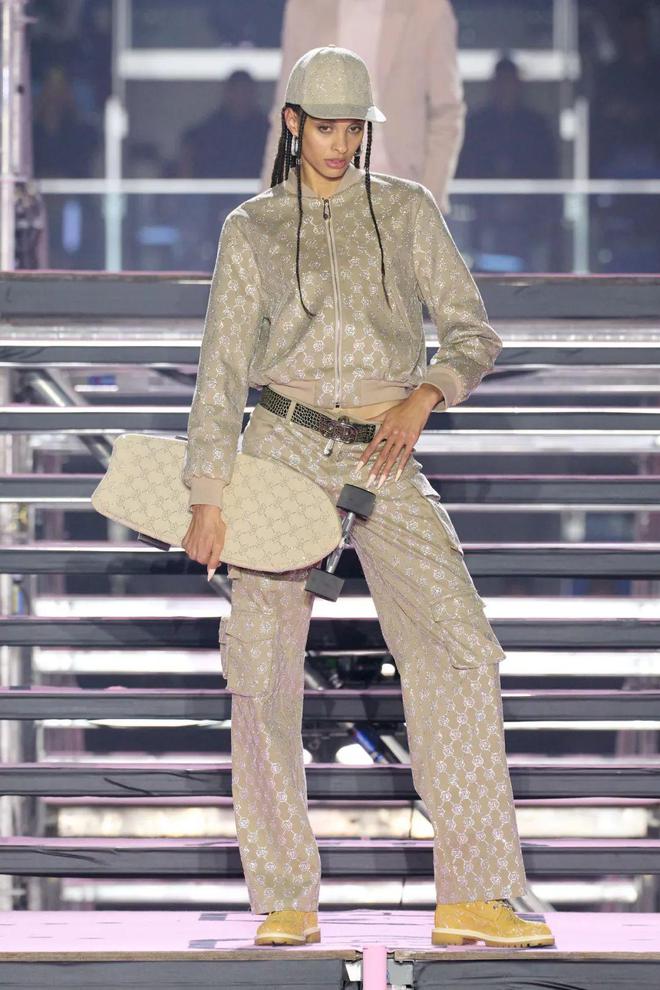九游体育网站：PhilippPlein2024秋冬系列休闲利落暗黑简约(图10)