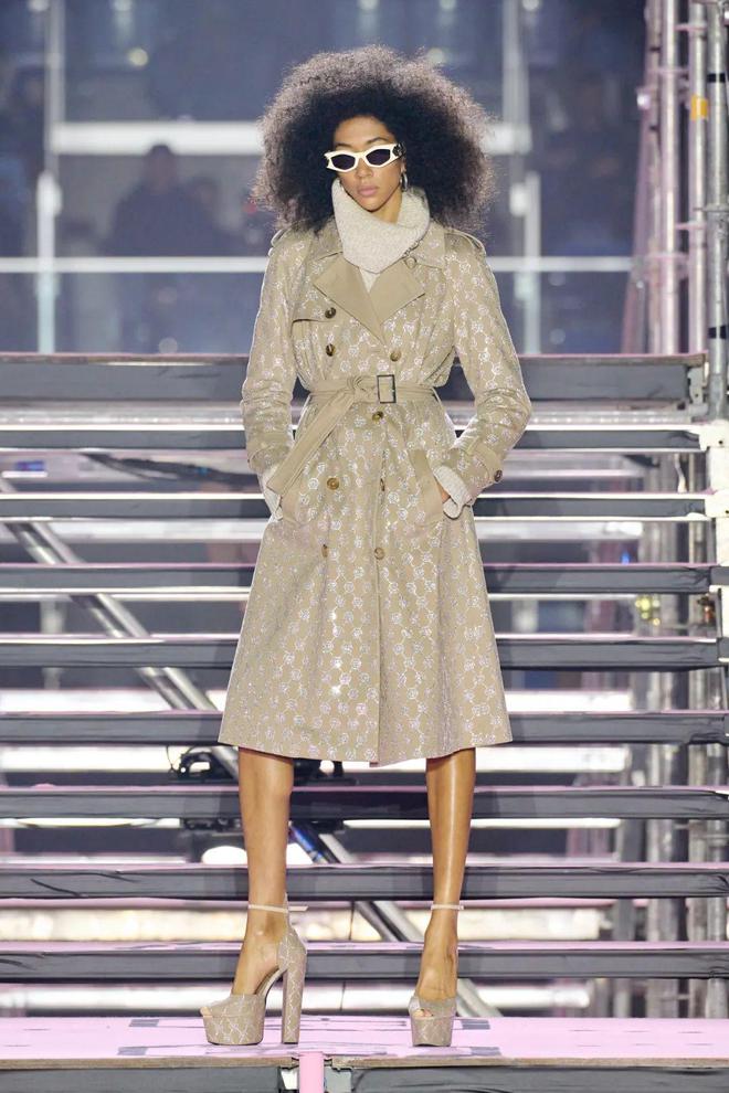 九游体育网站：PhilippPlein2024秋冬系列休闲利落暗黑简约(图15)