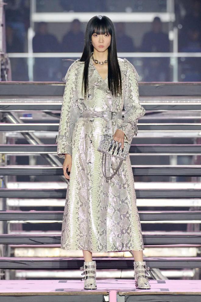 九游体育网站：PhilippPlein2024秋冬系列休闲利落暗黑简约(图20)