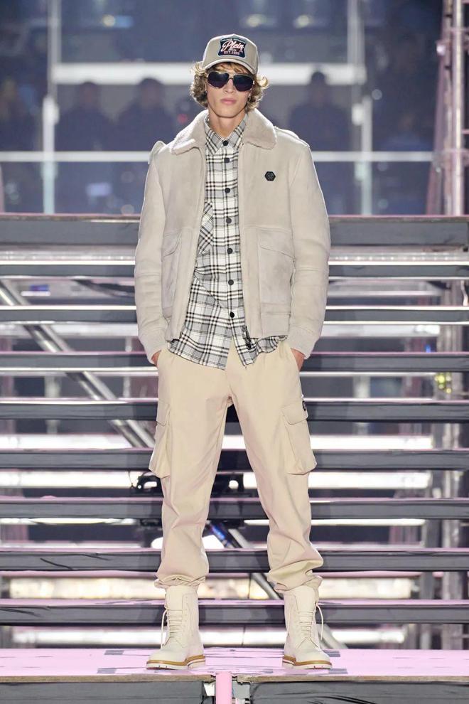 九游体育网站：PhilippPlein2024秋冬系列休闲利落暗黑简约(图16)