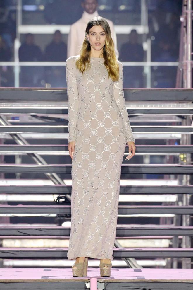 九游体育网站：PhilippPlein2024秋冬系列休闲利落暗黑简约(图17)