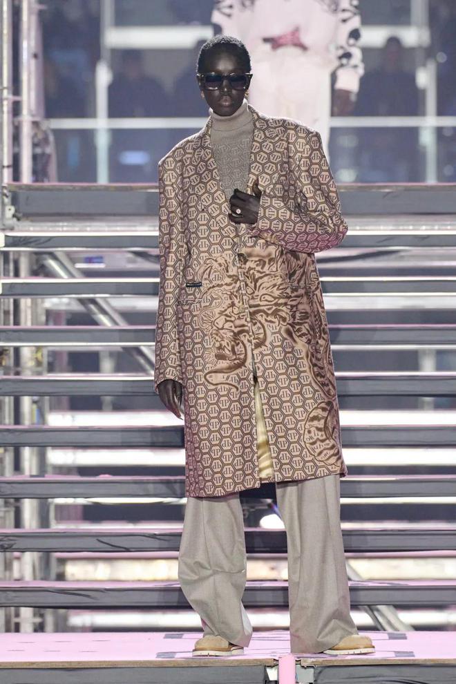 九游体育网站：PhilippPlein2024秋冬系列休闲利落暗黑简约(图22)