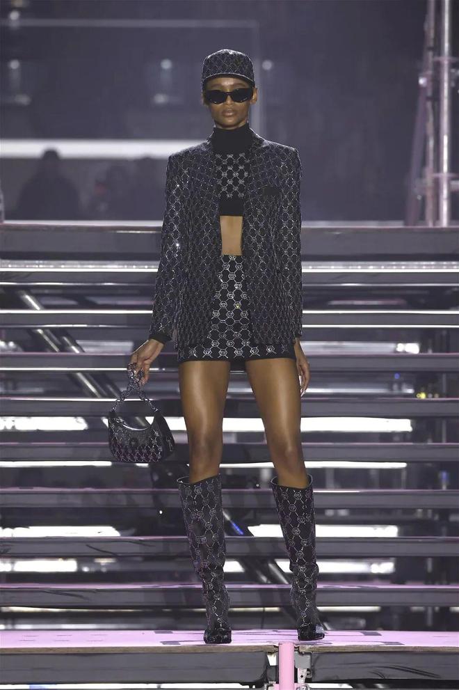 九游体育网站：PhilippPlein2024秋冬系列休闲利落暗黑简约(图33)