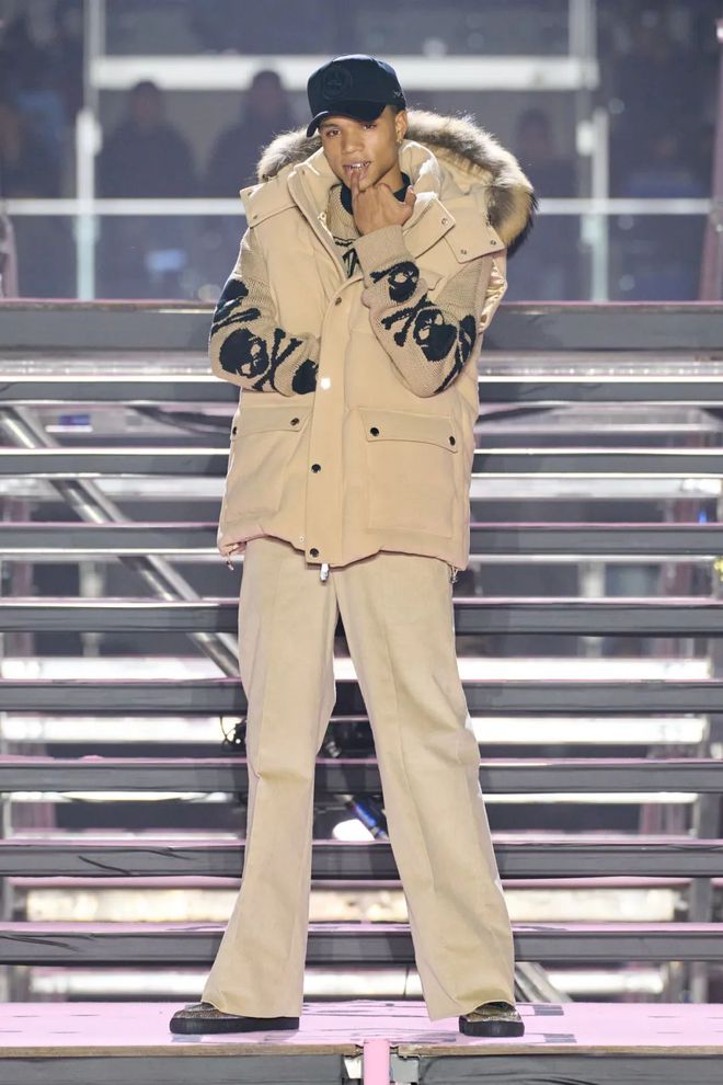 九游体育网站：PhilippPlein2024秋冬系列休闲利落暗黑简约(图31)