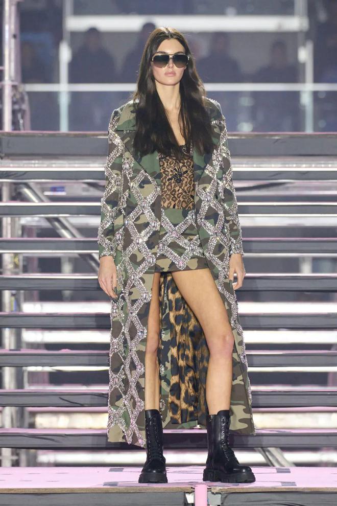 九游体育网站：PhilippPlein2024秋冬系列休闲利落暗黑简约(图32)