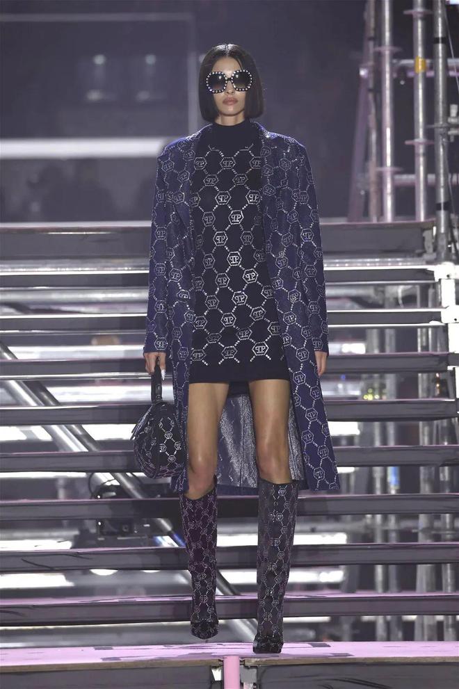 九游体育网站：PhilippPlein2024秋冬系列休闲利落暗黑简约(图37)