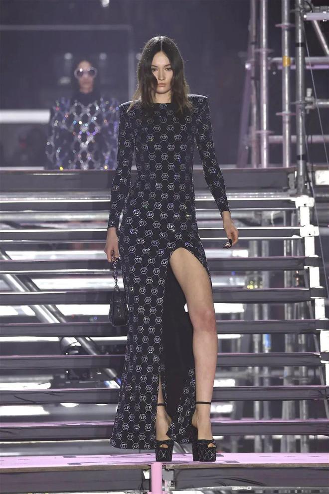 九游体育网站：PhilippPlein2024秋冬系列休闲利落暗黑简约(图36)