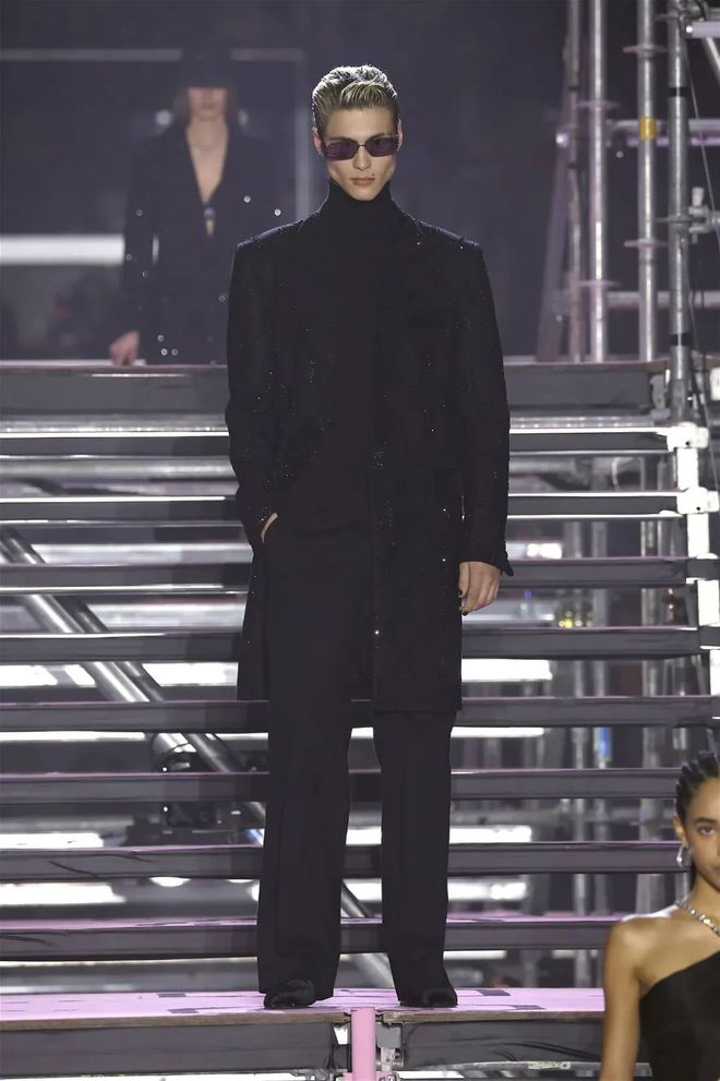 九游体育网站：PhilippPlein2024秋冬系列休闲利落暗黑简约(图49)