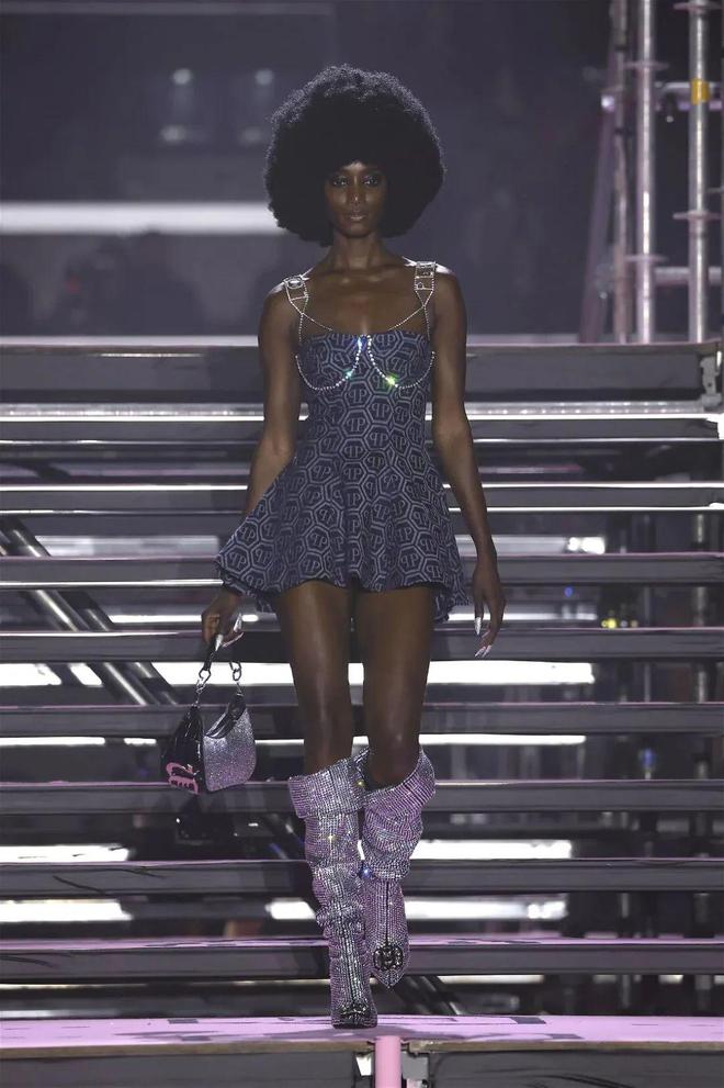 九游体育网站：PhilippPlein2024秋冬系列休闲利落暗黑简约(图35)