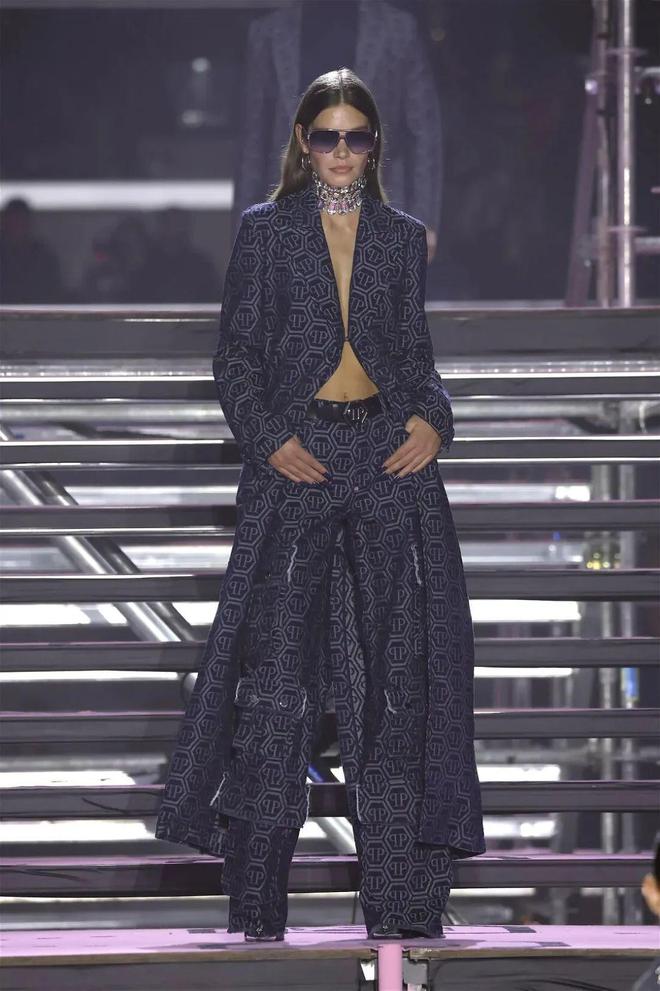 九游体育网站：PhilippPlein2024秋冬系列休闲利落暗黑简约(图39)