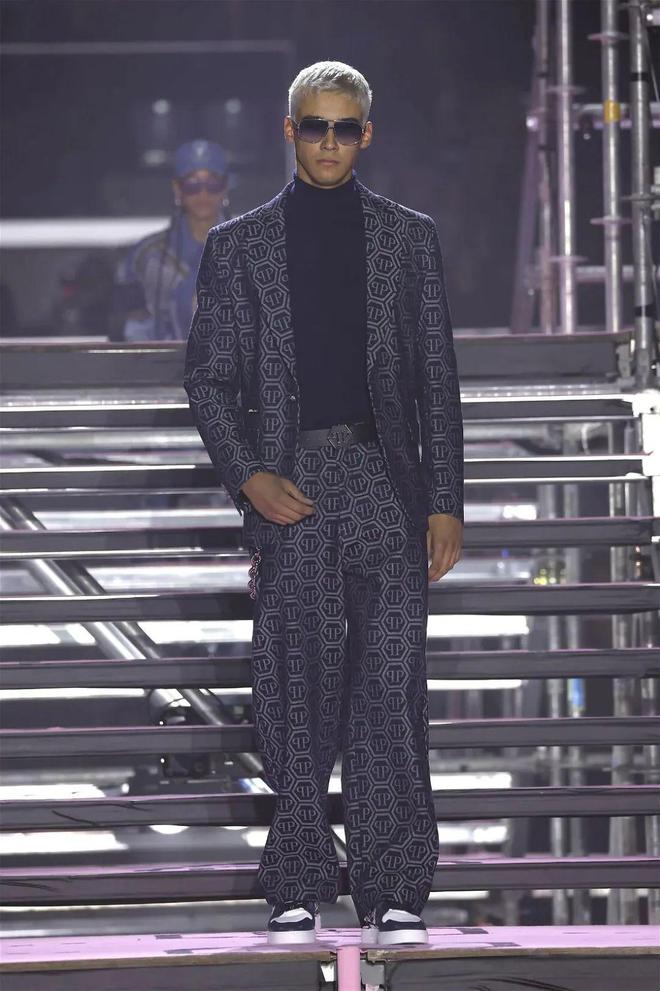 九游体育网站：PhilippPlein2024秋冬系列休闲利落暗黑简约(图40)