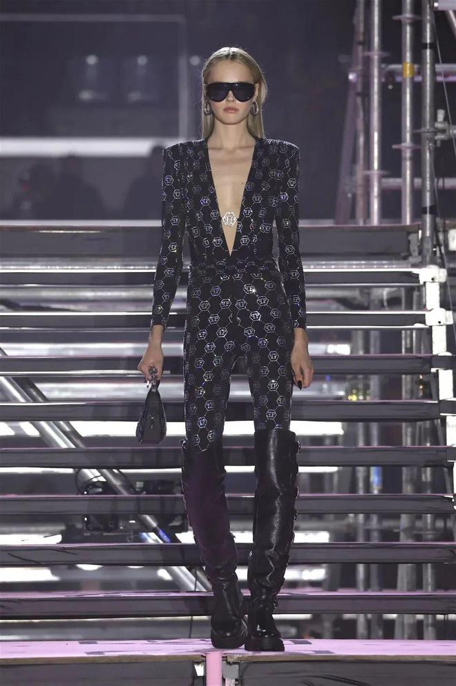 九游体育网站：PhilippPlein2024秋冬系列休闲利落暗黑简约(图47)
