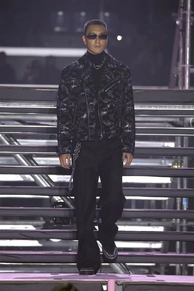 九游体育网站：PhilippPlein2024秋冬系列休闲利落暗黑简约(图46)