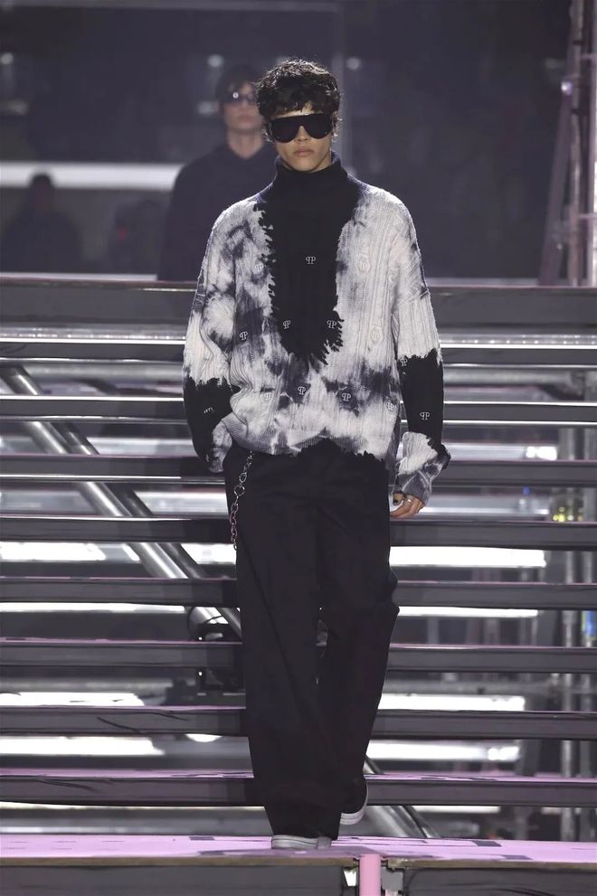 九游体育网站：PhilippPlein2024秋冬系列休闲利落暗黑简约(图44)