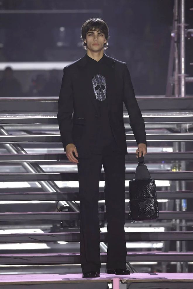 九游体育网站：PhilippPlein2024秋冬系列休闲利落暗黑简约(图42)