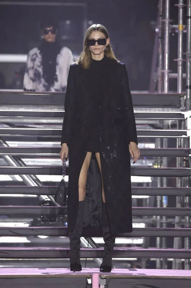 九游体育网站：PhilippPlein2024秋冬系列休闲利落暗黑简约(图43)