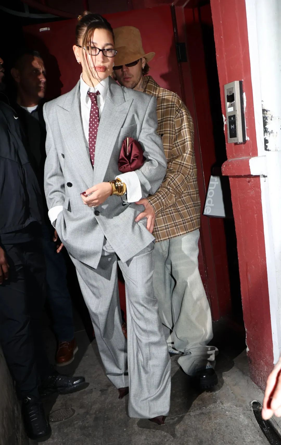 80年代西装回潮老爸老妈衣柜里的老西装可以重新拿出来穿了202425秋冬季节的流行趋势(图1)