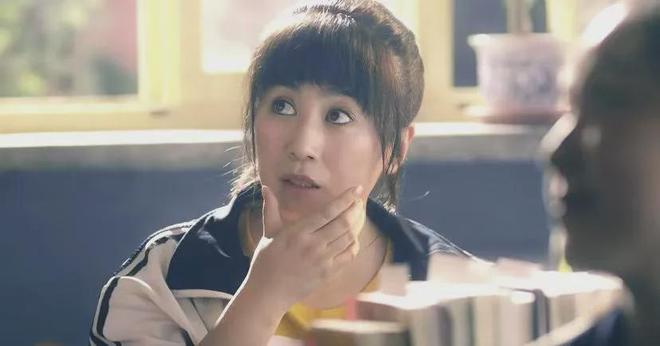 42岁马丽扛住了《新闻联播》镜头穿黑西装又美又飒妈生脸高级(图2)