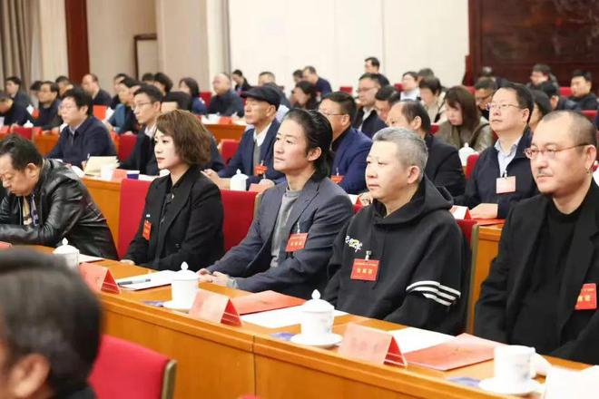 42岁马丽扛住了《新闻联播》镜头穿黑西装又美又飒妈生脸高级(图1)