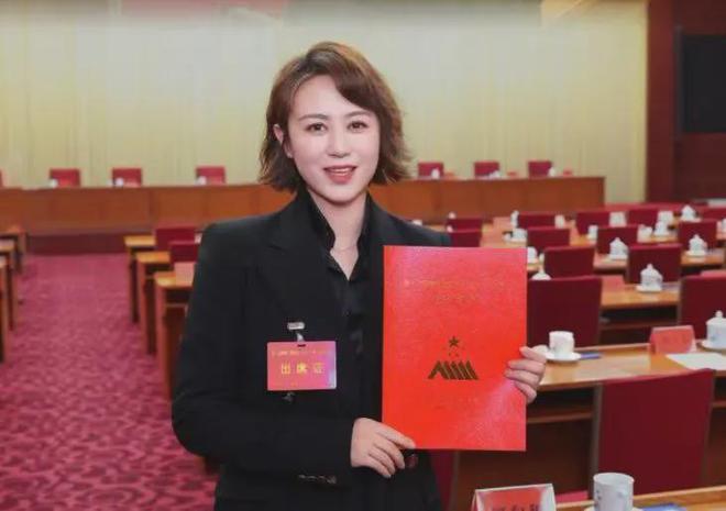 42岁马丽扛住了《新闻联播》镜头穿黑西装又美又飒妈生脸高级(图4)