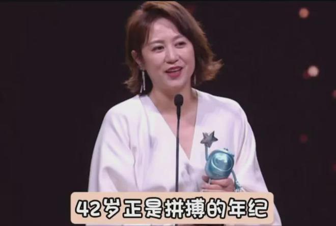 42岁马丽扛住了《新闻联播》镜头穿黑西装又美又飒妈生脸高级(图3)