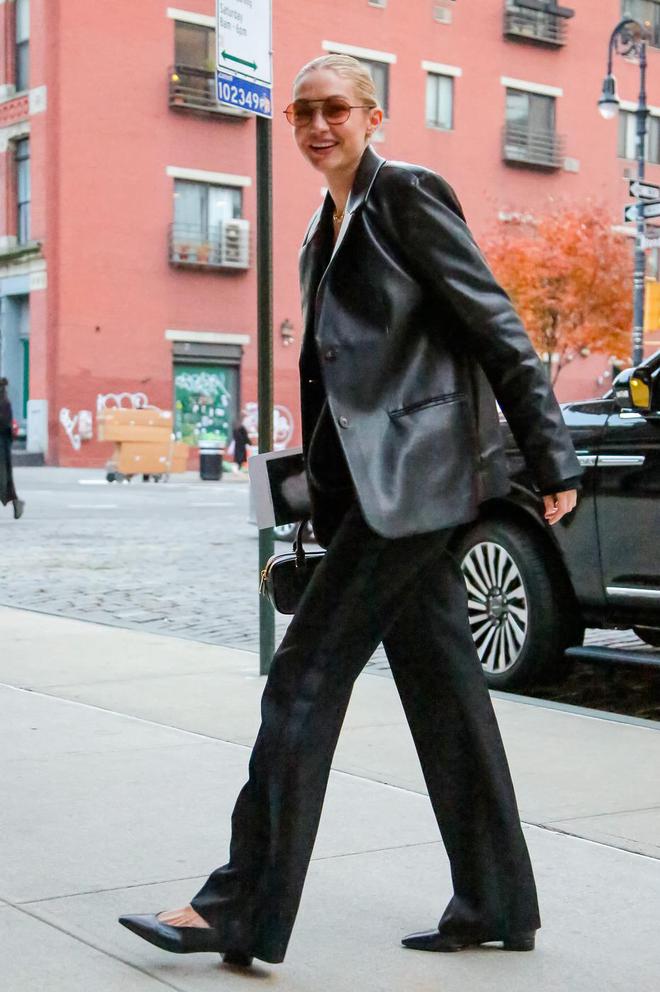 2024年秋季流行穿西装！海莉、达妹示范6款西装搭配又帅又美！(图5)