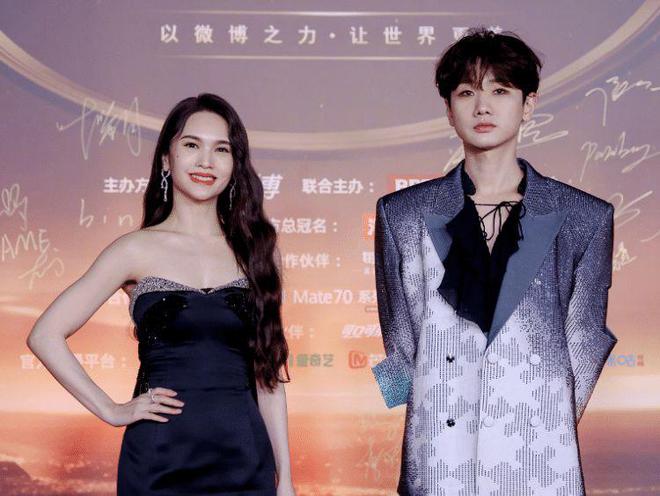 微博之夜红毯：任嘉伦复古花纹西装绅士肖战渐变亮片刺绣点睛！(图1)