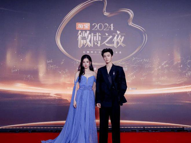 微博之夜红毯：任嘉伦复古花纹西装绅士肖战渐变亮片刺绣点睛！(图2)