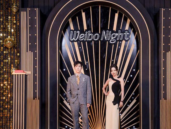 微博之夜红毯：任嘉伦复古花纹西装绅士肖战渐变亮片刺绣点睛！(图3)