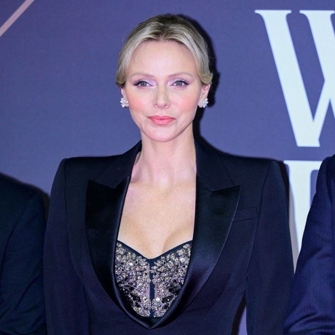 九游体育网站：“2024最能花钱王妃”还是她！怒刷270万买大牌和老公装恩爱～(图1)