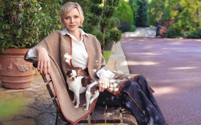 九游体育网站：“2024最能花钱王妃”还是她！怒刷270万买大牌和老公装恩爱～(图4)