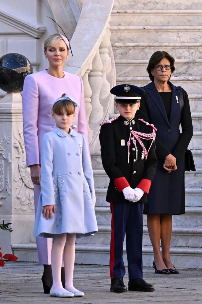 九游体育网站：“2024最能花钱王妃”还是她！怒刷270万买大牌和老公装恩爱～(图9)