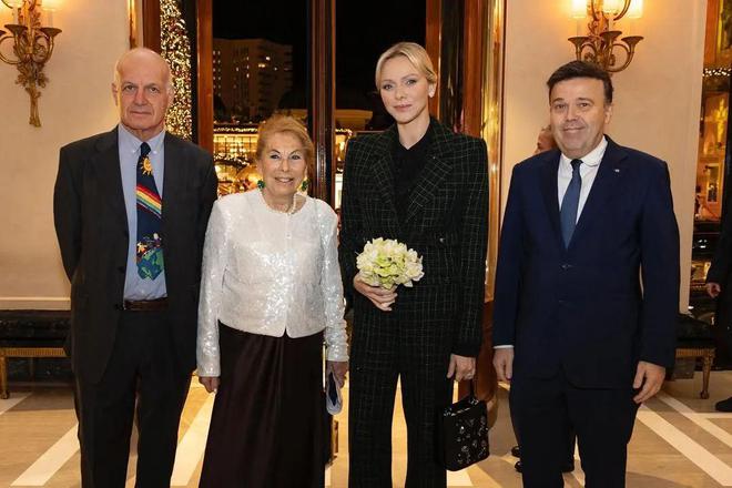 九游体育网站：“2024最能花钱王妃”还是她！怒刷270万买大牌和老公装恩爱～(图13)