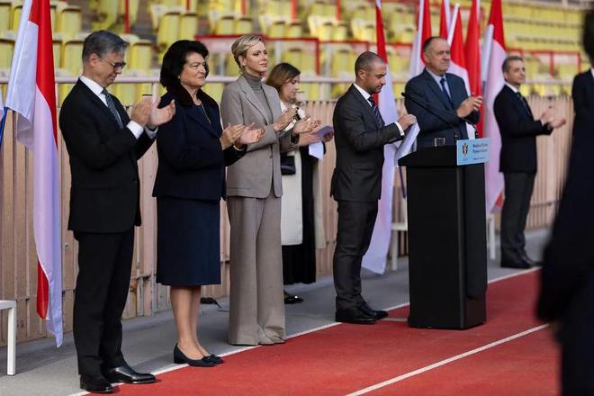 九游体育网站：“2024最能花钱王妃”还是她！怒刷270万买大牌和老公装恩爱～(图14)