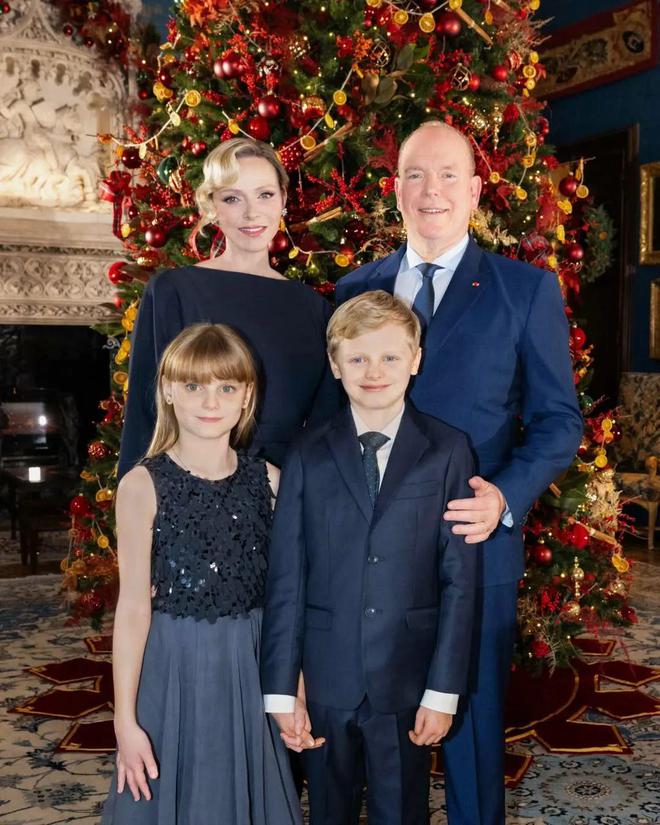 九游体育网站：“2024最能花钱王妃”还是她！怒刷270万买大牌和老公装恩爱～(图8)