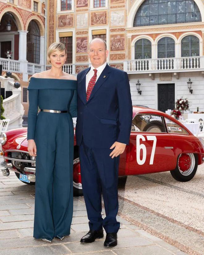 九游体育网站：“2024最能花钱王妃”还是她！怒刷270万买大牌和老公装恩爱～(图19)