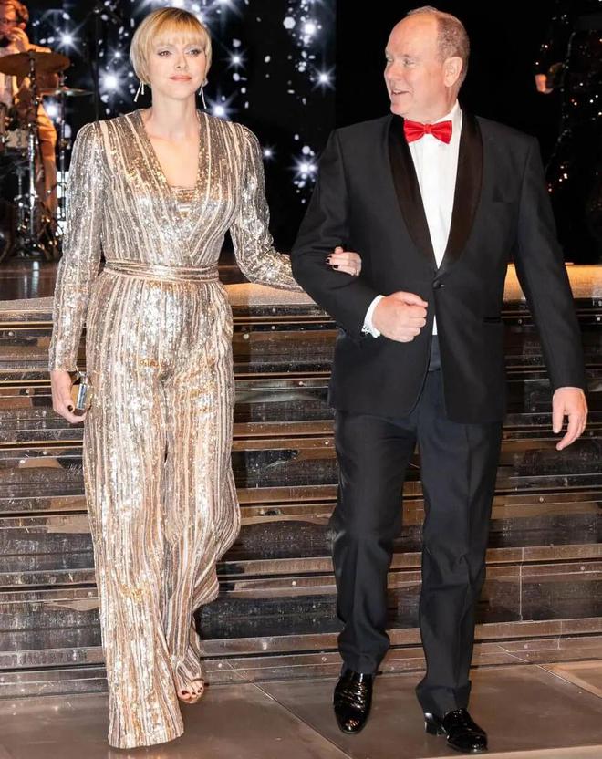 九游体育网站：“2024最能花钱王妃”还是她！怒刷270万买大牌和老公装恩爱～(图21)