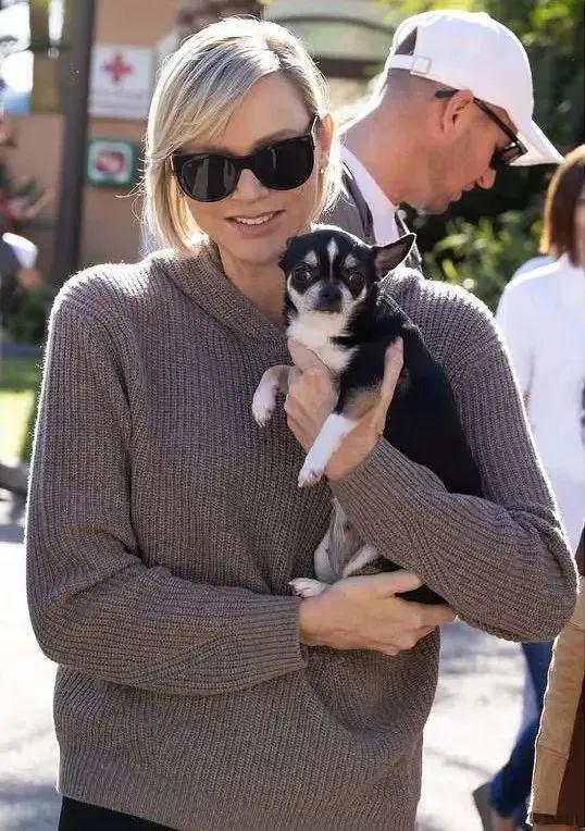 九游体育网站：“2024最能花钱王妃”还是她！怒刷270万买大牌和老公装恩爱～(图15)