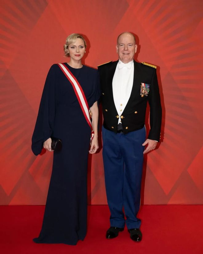 九游体育网站：“2024最能花钱王妃”还是她！怒刷270万买大牌和老公装恩爱～(图17)