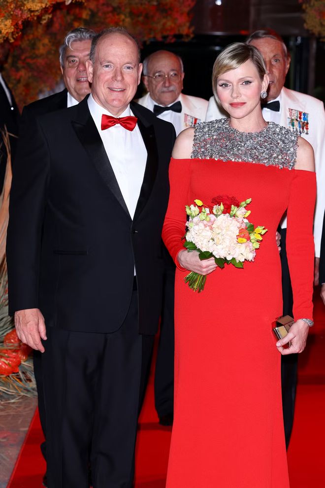 九游体育网站：“2024最能花钱王妃”还是她！怒刷270万买大牌和老公装恩爱～(图20)