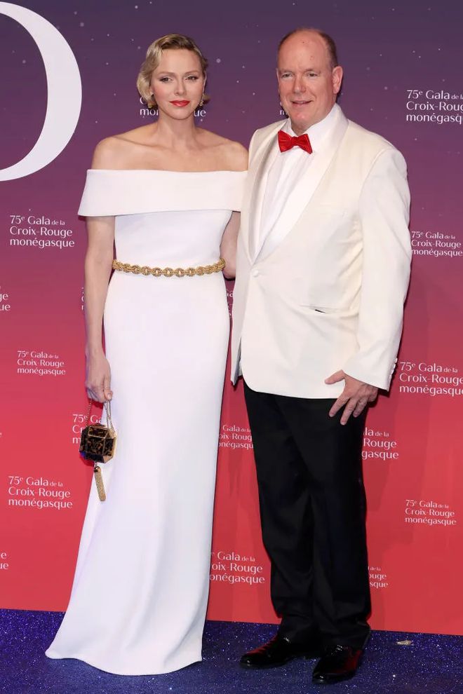 九游体育网站：“2024最能花钱王妃”还是她！怒刷270万买大牌和老公装恩爱～(图18)