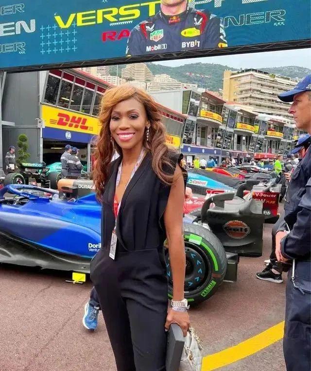 九游体育网站：“2024最能花钱王妃”还是她！怒刷270万买大牌和老公装恩爱～(图29)