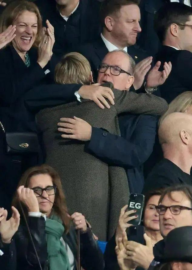 九游体育网站：“2024最能花钱王妃”还是她！怒刷270万买大牌和老公装恩爱～(图25)