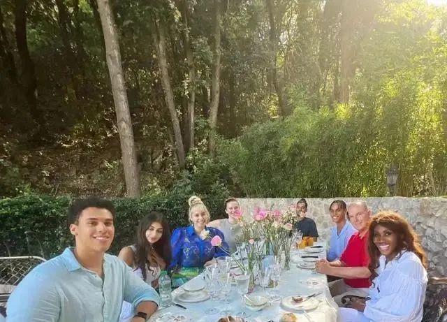 九游体育网站：“2024最能花钱王妃”还是她！怒刷270万买大牌和老公装恩爱～(图31)