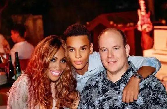 九游体育网站：“2024最能花钱王妃”还是她！怒刷270万买大牌和老公装恩爱～(图30)