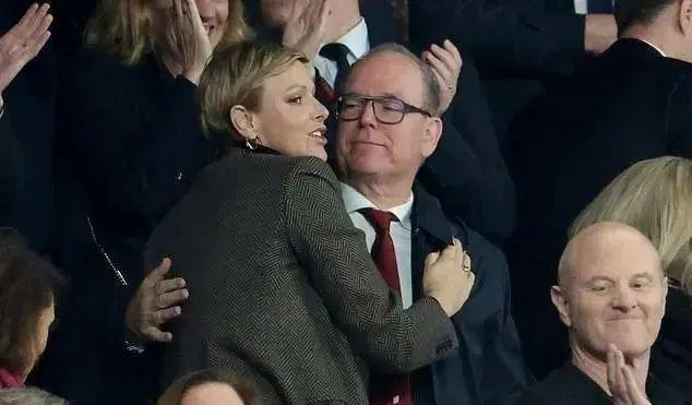 九游体育网站：“2024最能花钱王妃”还是她！怒刷270万买大牌和老公装恩爱～(图24)