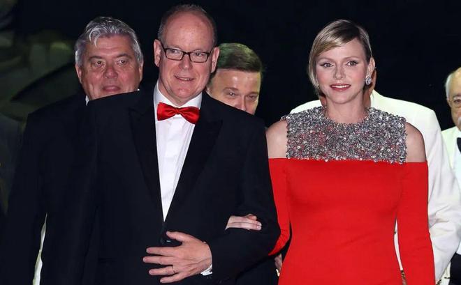 九游体育网站：“2024最能花钱王妃”还是她！怒刷270万买大牌和老公装恩爱～(图26)