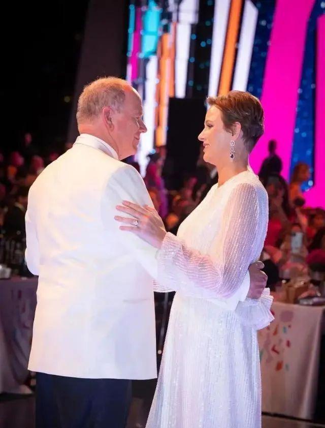 九游体育网站：“2024最能花钱王妃”还是她！怒刷270万买大牌和老公装恩爱～(图35)